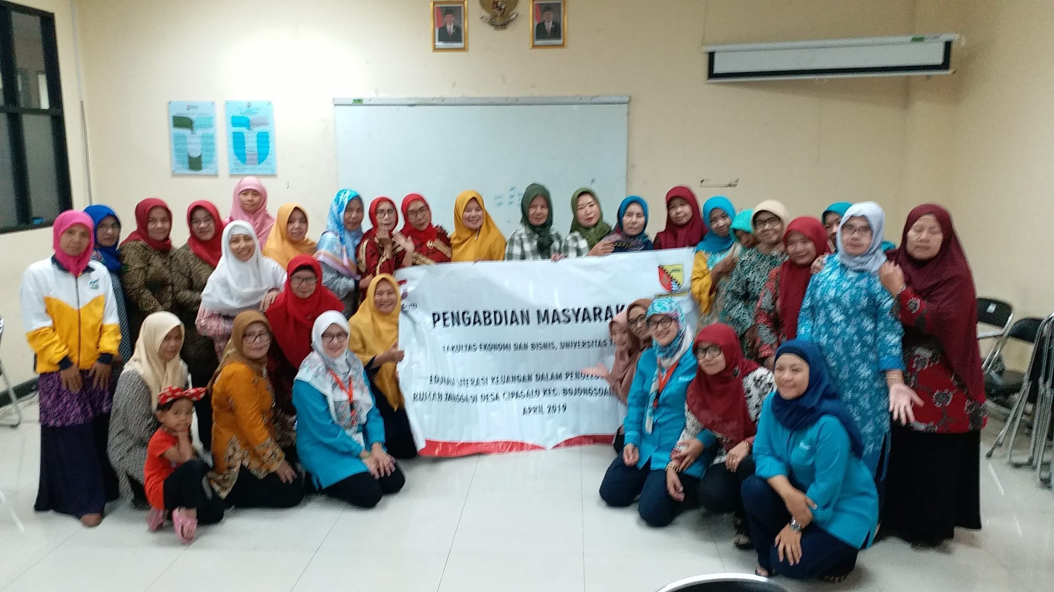 Edukasi Literasi Keuangan dalam Pengelolaan Keuangan Rumah Tangga di Desa Cipagalo Kab. Bandung
