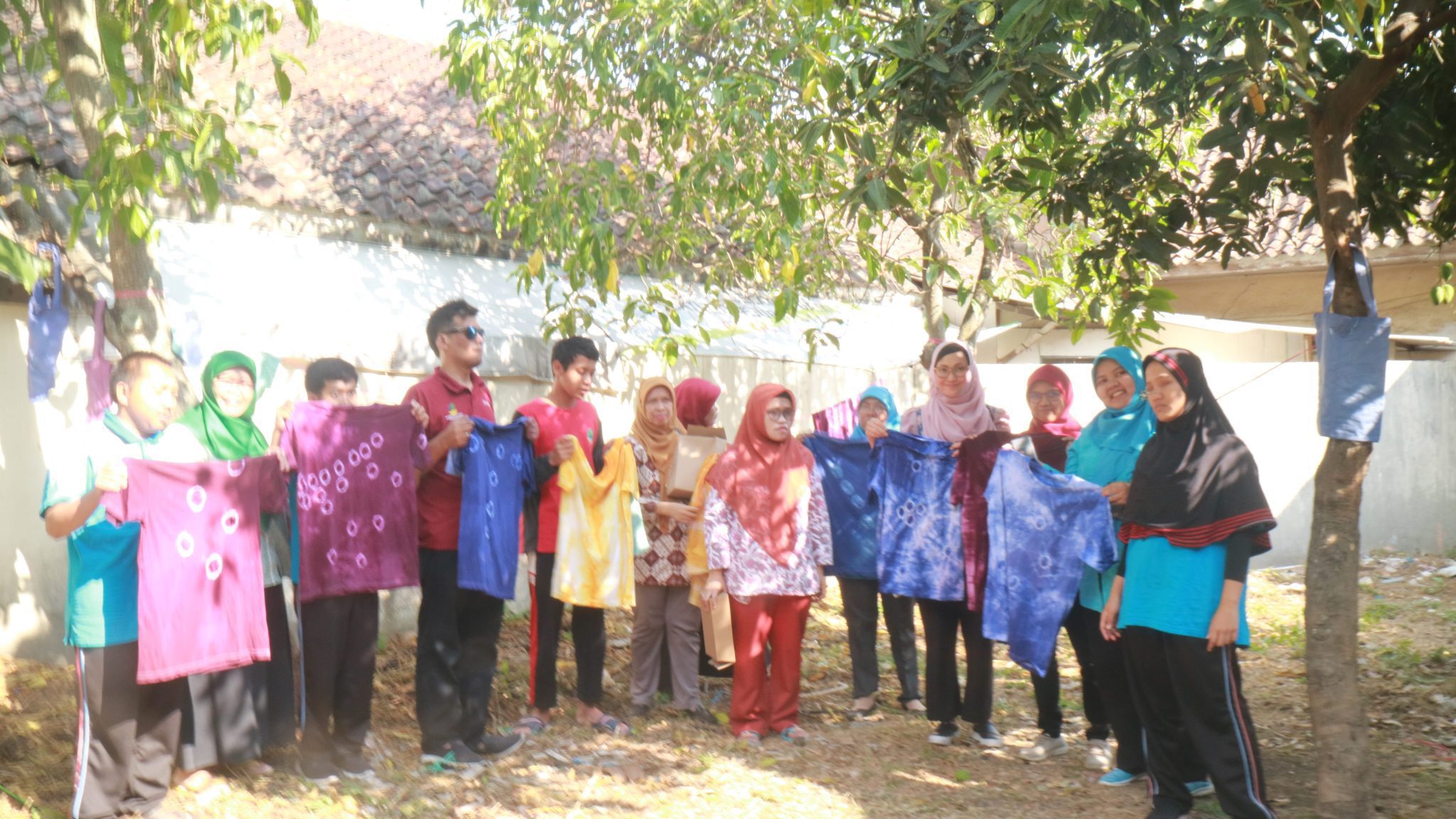 Workshop Tie Dye dan Penyuluhan Motivasi Berwirausaha pada Klien Panti Sosial Bina Netra Wyata Guna Bandung