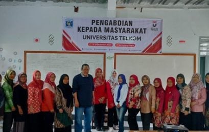 Telkom University Faculty of Economics and Business Lecturers Hold Community Service in Situ Village to Improve Financial Governance