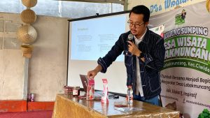 Branding dan Desain Kemasan Stroberi UMKM Desa Lebakmuncang