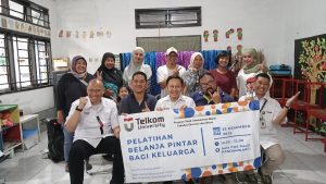 Foto bersama Kegiatan Belanja Pintar Bagi Keluarga