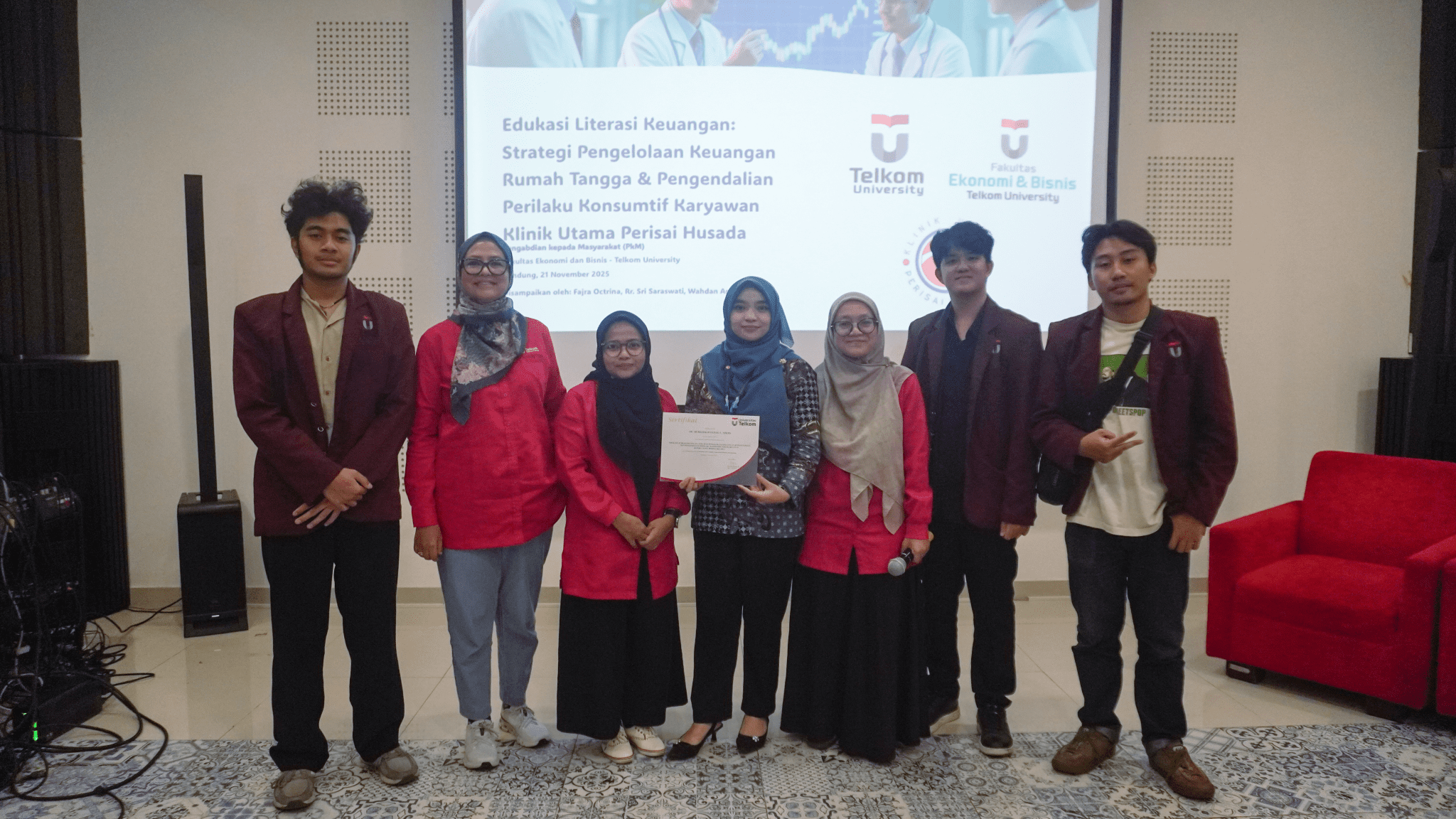 Foto bersama mahasiswa dari Abdimas di Klinik Utama Perisai Husada