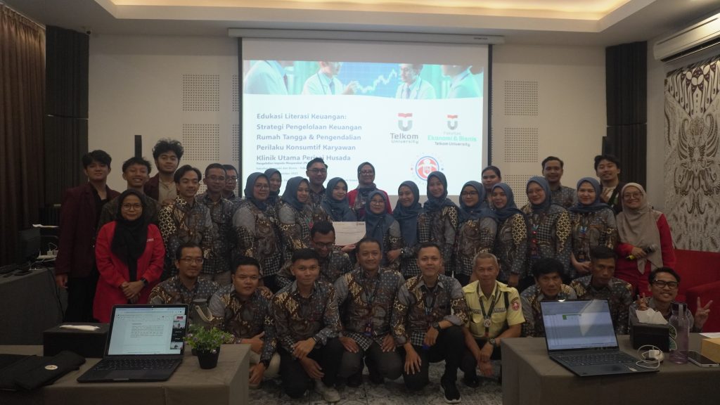 Foto bersama dengan  Karyawan Klinik Utama Perisai Husada