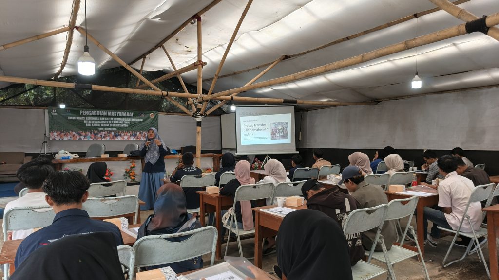 Pengabdian Masyarakat Mengenai Transformasi Komunikasi Digital Bagi Karang Taruna Desa Kertawangi