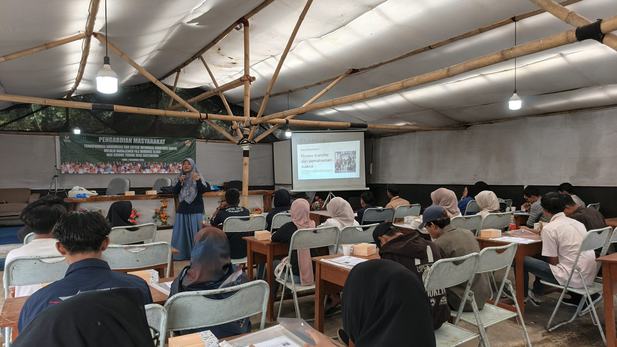 Pengabdian Masyarakat Mengenai Transformasi Komunikasi Digital Bagi Karang Taruna Desa Kertawangi