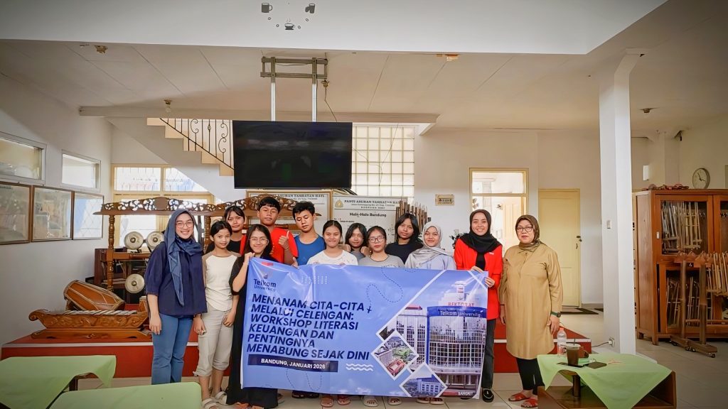 Cover - Kebersamaan dosen FEB Telkom University bersama para penghuni Panti Asuhan Tambatan Hati dalam kegiatan edukasi literasi keuangan sejak dini.