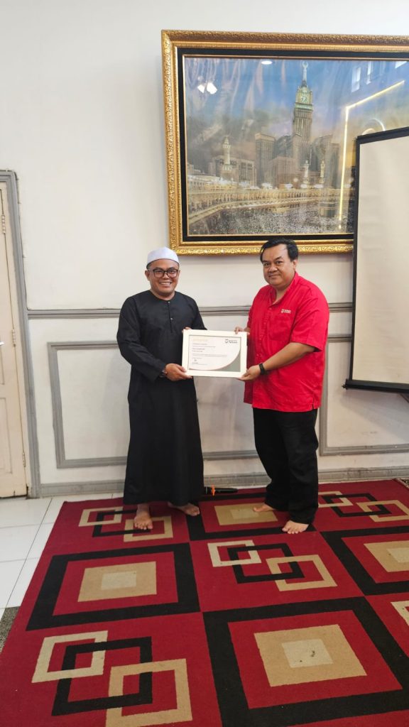 Penyerahan sertifikat kepada pengurus Pondok Pesantren Alkaf