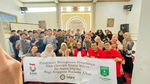 Foto bersama dengan para santi dan pengurus dari Pondok Pesantren Alkaf