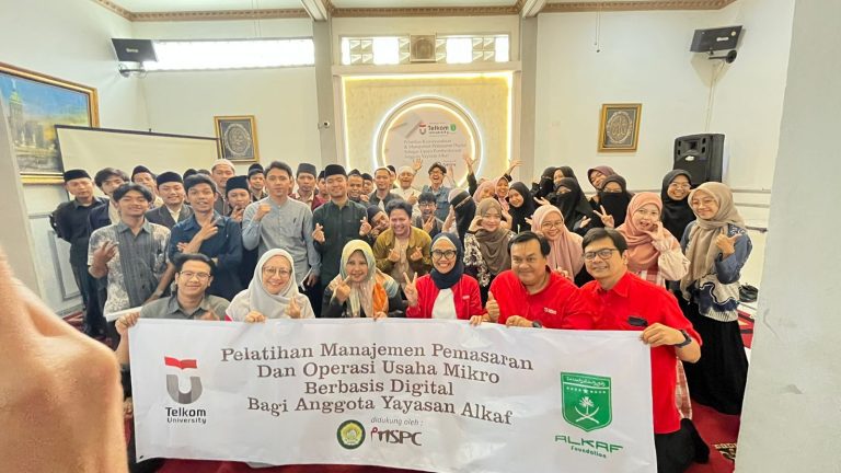 Foto bersama dengan para santi dan pengurus dari Pondok Pesantren Alkaf