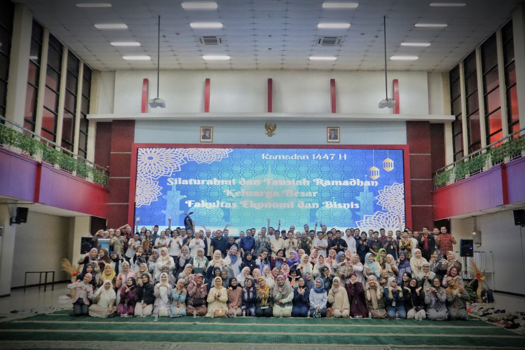 Kebersamaan FEB dalam menjalani Buka Puasa bersama